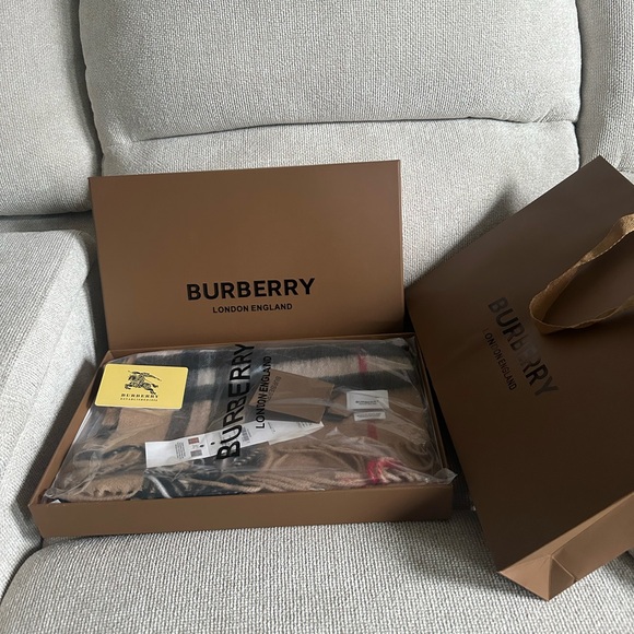 Burberry scarf - Picture 3 of 4